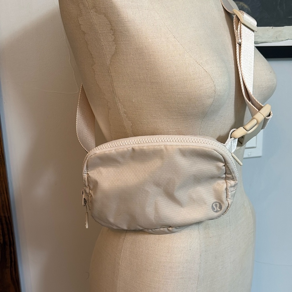 Everywhere belt bag white